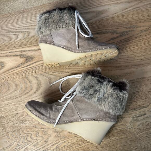 Bettye Mueller Fur Trimmed Ankle Boot Suede Lace Up Wedge Tan Women’s Size 38 - Picture 6 of 9